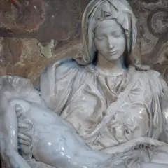 Pieta Michała Anioła. Marmurowa rzeźba przedstawia Matkę Boską trzymającą martwe ciało Jezusa.