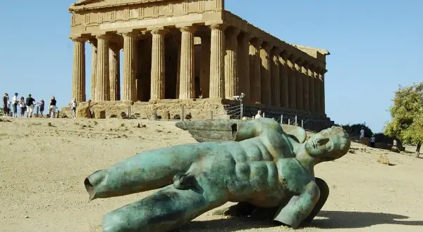 Mitoraj w Agrigento: Jak rzeźba Upadek Ikara zmienia spojrzenie na historię