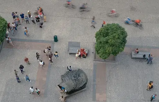 Głowa Mitoraja na rynku w Krakowie - historia i znaczenie rzeźby