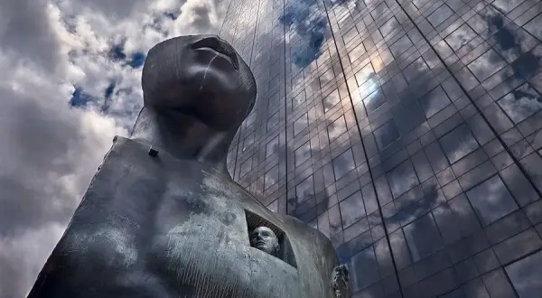 Igor Mitoraj w La Défense: Odkryj niezwykłe rzeźby i ich historię