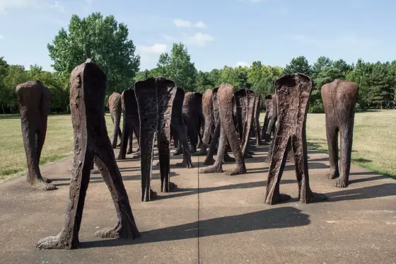 Rzeźby Nierozpoznani Magdaleny Abakanowicz – historia i znaczenie w sztuce